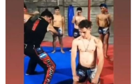Violento ritual en una escuela de kickboxing: “azotan” a los egresados en la espalda