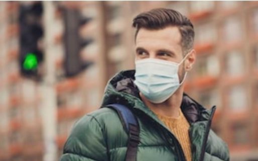 Un estudio asegura que los barbijos quirúrgicos hacen a las personas más atractivas