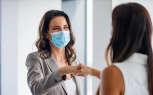 Saludo con puño: qué recomiendan los expertos con el predominio de la variante Ómicron