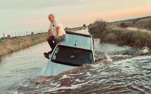 El agua tapó su camioneta y una foto arriba del techo lo hizo viral