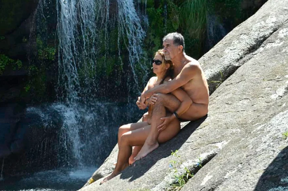 Son una pareja nudista y promueven el turismo al desnudo: las preguntas sexuales que todos les hacen
