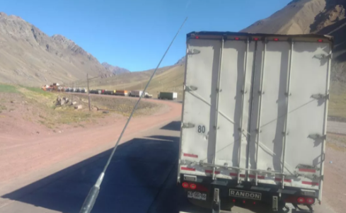 Más 3.000 camiones varados en la frontera con Chile por las medidas sanitarias que exige el país vecino