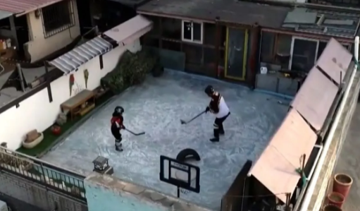 Un jubilado convirtió su terraza en una pista de hielo para practicar hockey con su nieto durante el confinamiento