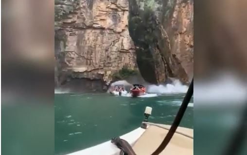 Impactante: Un acantilado se desprendió y aplastó a tres lanchas de turistas en Brasil