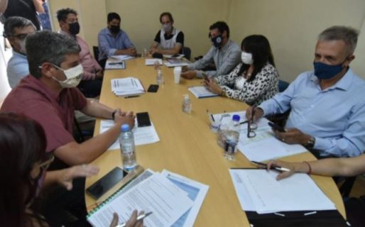 Chubut acordó con docentes adelantar el pago de salarios para febrero