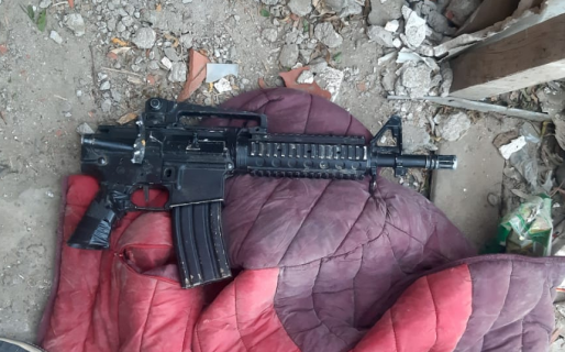 Un conocido delincuente robó un auto con una réplica de carabina M4 de aire comprimido