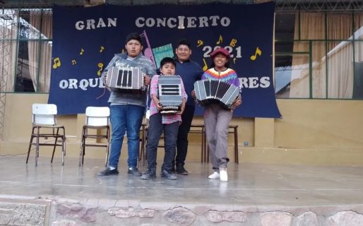 Estudiaba música con un bandoneón armado con cartones, la gente lo votó y ganó un instrumento de verdad