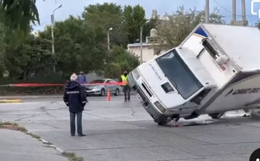 “Nada puede malir sal”: Quisieron levantar un camión, pero la volcaron de nuevo