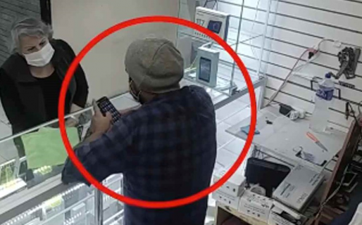 Una abuela pensó que su celular no andaba pero en realidad su hijo nunca la llamaba