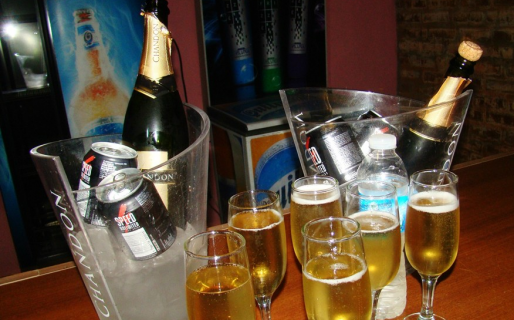 Tomar un trago en un boliche puede costar hasta 110 mil pesos y los chicos llevan bebida en bolsitas