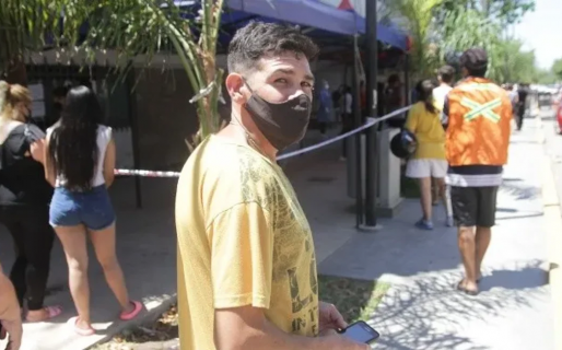 Se quedó sin trabajo y cobra por hacer fila en los centros de testeos: «Peor es robar»