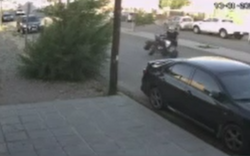 VIDEO: Chocó con un auto estacionado cuando andaba en cuatri por Rada