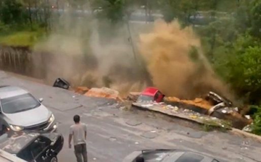 Un impresionante desplazamiento de tierra en Malasia devoró cinco autos