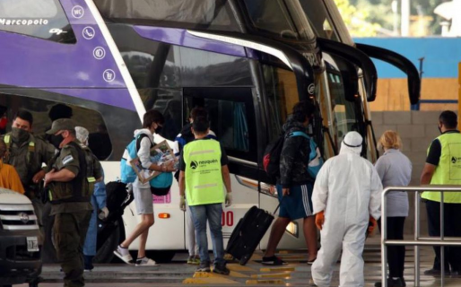 Los egresados con covid vendrán en un colectivo aparte