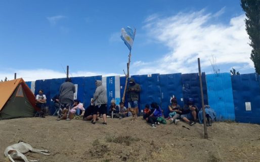 Más de 25 familias resisten un intento de desalojo en la extensión del Máximo Abásolo