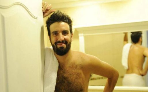 Por los dichos de Azzaro, «Lali» Espósito lo llamó «burro, incapaz, desagradable e ignorante»