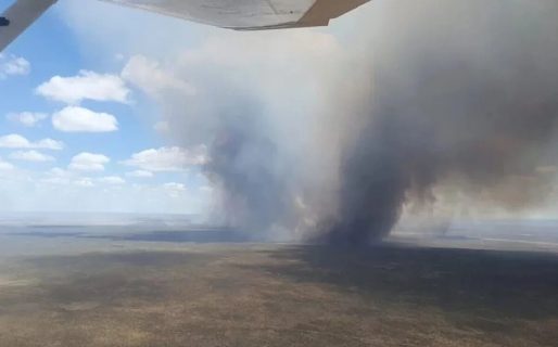El fuego avanza sin control y evacúan a más pobladores cerca de Punta Quiroga