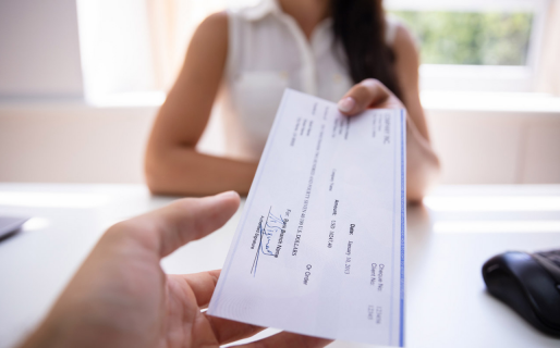 Policías encontraron cheques por 3 millones y medio de pesos y se los devolvieron a su dueña