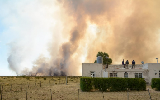 Se reactivó una parte del incendio al norte de Madryn y se dirige hacia una estancia