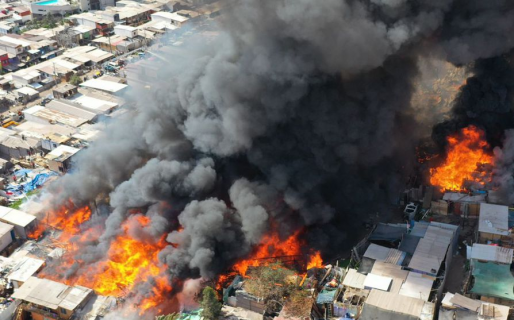 Un voraz incendio arrasó con 40 casas: los bomberos no podían trabajar correctamente por falta de agua
