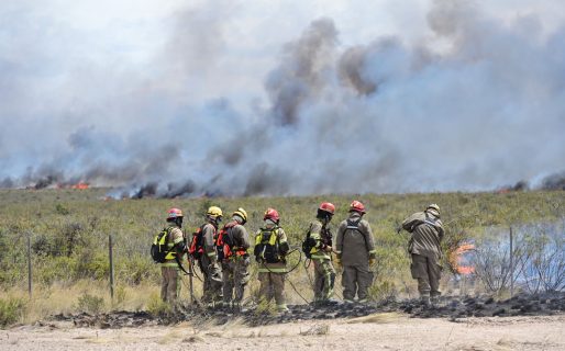 Continúan los focos activos en Puerto Madryn y pronostican fuertes vientos