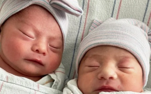 Dio a luz a gemelos que nacieron en distinto año: uno en 2021 y el otro en 2022