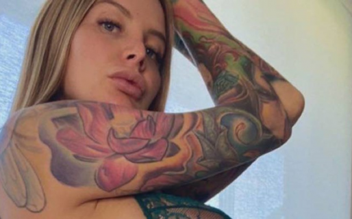 Una modelo erótica tiene dos vaginas y es furor en OnlyFans