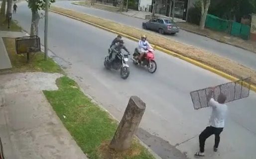 Un comerciante derribó a motochorros arrojándoles una reja en San Vicente