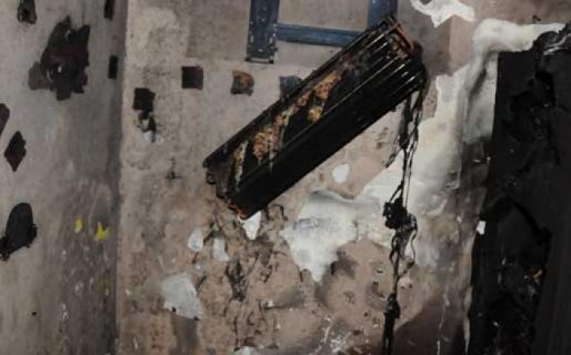 Se le estaba quemando el aire acondicionado, le tiró agua y murió electrocutado