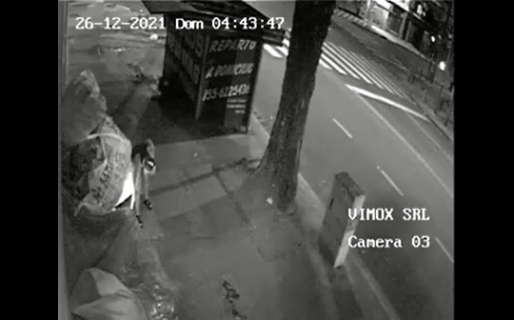 Brutal: Una mujer prendió fuego a un indigente que dormía en la calle