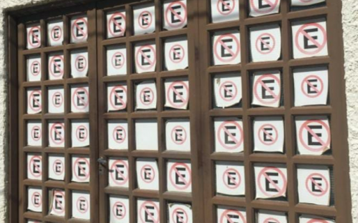 Rada Tilly: Pegó 62 carteles de “Prohibido estacionar” para que dejen de bloquearle el garaje