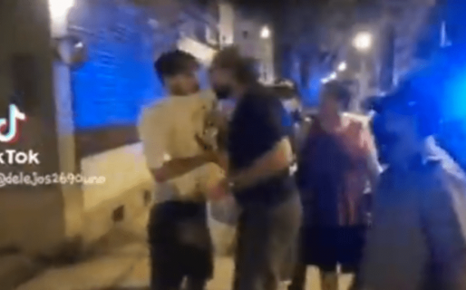 Un padre amenazó con «reventar a patadas» a su hijo por romper el toque de queda