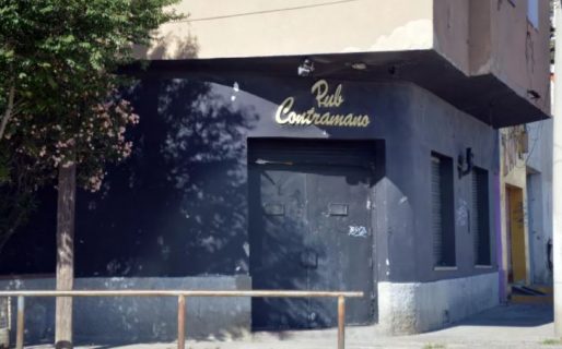 Rompió el vidrio de la puerta de un bar y se lesionó una mano