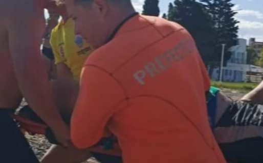 Vieron a un hombre flotando en la orilla: estaba inconsciente y debieron realizarle RCP