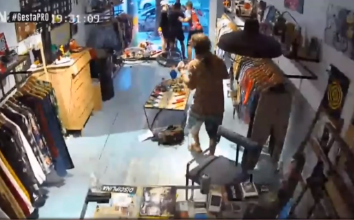 Les entraron a robar a su local, los sacaron «a las piñas» y los persiguieron con su moto