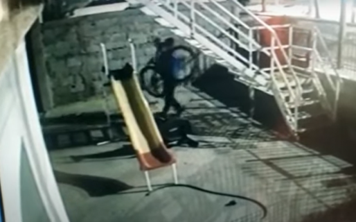 Le robaron una bicicleta del patio y quedó registrado por las cámaras de seguridad