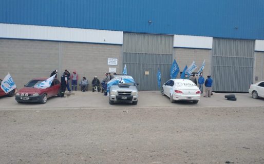 Empleados de una compañía de agua envasada paran y retienen servicios por tiempo indeterminado