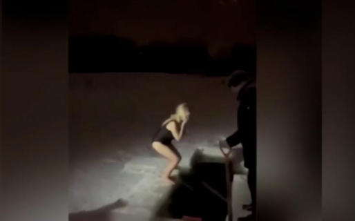 Una mujer murió al arrojarse al agua y quedar atrapada bajo el hielo en un rito tradicional ruso