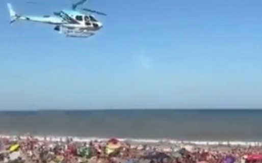 La peligrosa maniobra de un helicóptero en una playa  que hizo volar las sombrillas