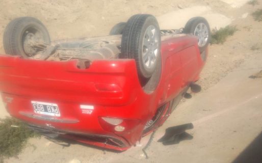 Un automovilista volcó en el ingreso al centro de la ciudad