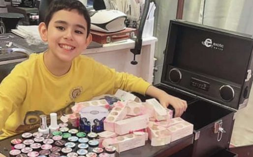 Tiene 10 años y hace manicuría para pagar la cirugía de su hermano