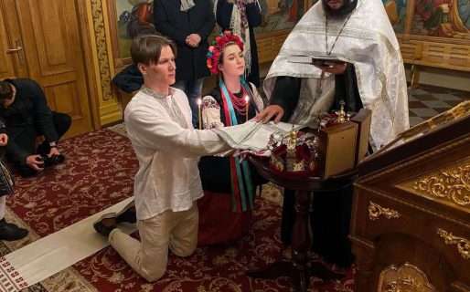 Una pareja ucraniana se casó en medio de los bombardeos y los llamaron para combatir contra Rusia