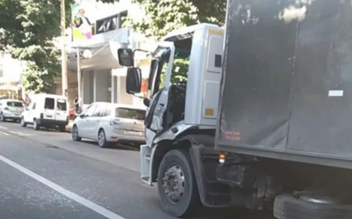 Camionero abrió la puerta sin mirar el espejo y un colectivo le arrancó tres dedos
