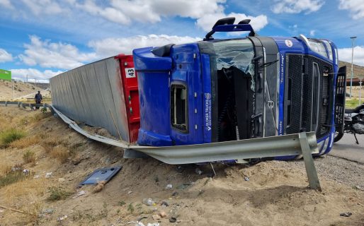 El conductor del camión volcado en Km4 se encuentra en terapia intensiva con politraumatismos