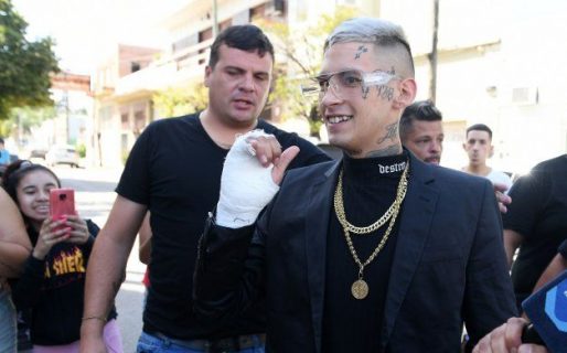 L-Gante presentó su tema nuevo en la puerta de la fiscalía