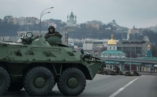 Tropas rusas se acercan a Kiev desde el norte y el este y el gobierno ucraniano pide a la población que prepare bombas molotov