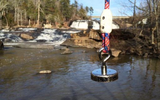 Insólito: un abuelo y su nieto fueron a pescar con un imán y quedaron sorprendidos con lo que capturaron