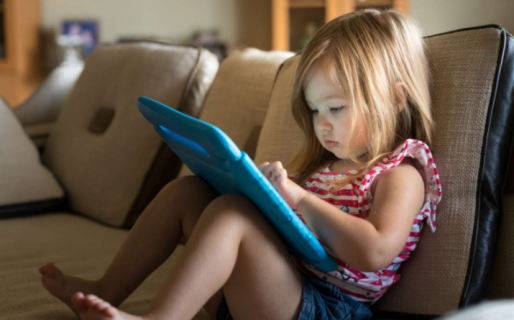 El uso frecuente de pantallas en la primera infancia podría asociarse al desarrollo de autismo
