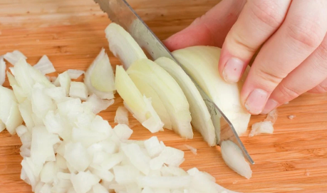 Cómo es la cebolla que no hace llorar: una empresa creó una solución para no lagrimear en la cocina