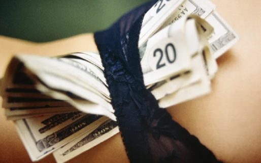 Le pagaba por sexo a la mujer que amaba para verse a escondidas